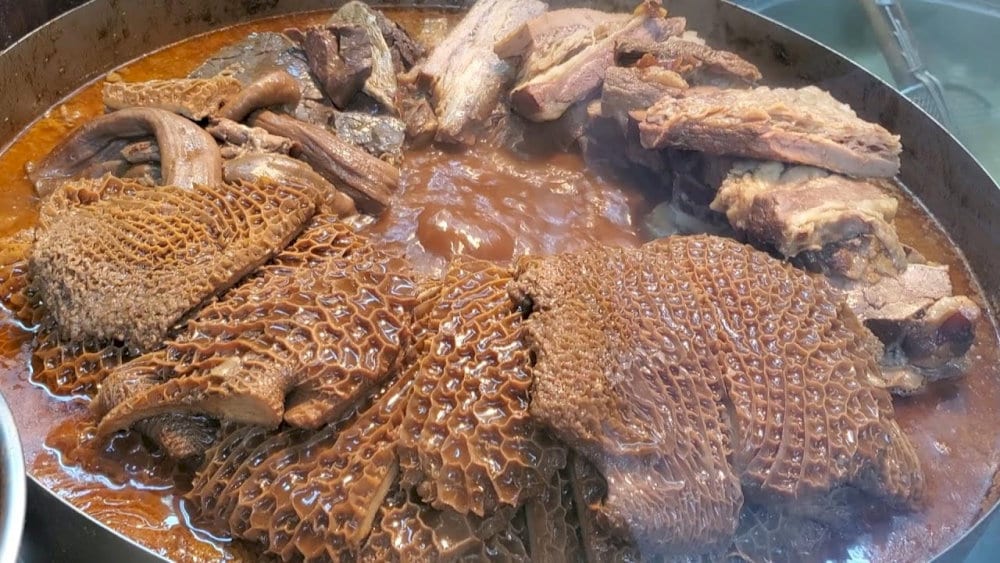 這是一道深受人們喜愛的菜餚，尤其是在冬天，因為它味道濃鬱、令人滿足