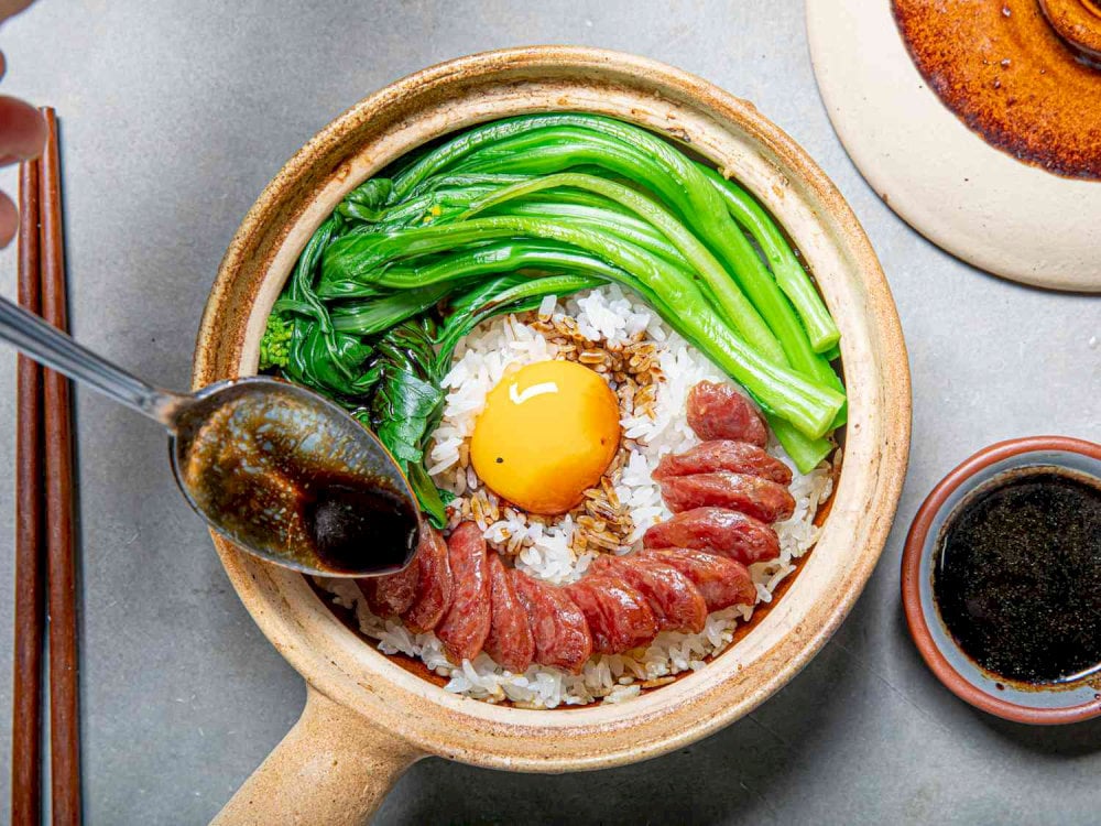 烹飪過程中產生的煙熏香氣與嫩米飯的結合創造了一頓和諧而令人滿意的飯菜