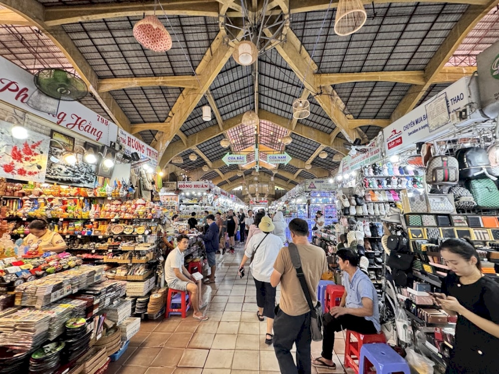 사이공 (Saigon)의 상징 인 Ben Thanh 시장 은 수공예품, 직물 및 기념품의 궁극적 인 목적지입니다 