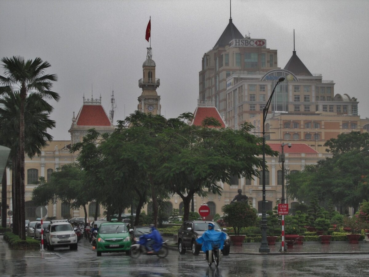 On rainy days, the pace of life of Saigon people seems to be slower, in contrast to the usual bustling pace of life