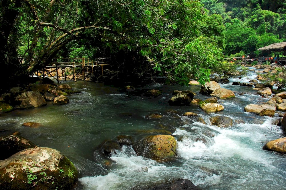Wet surfaces such as rocks and rope bridges can be slippery, so tread carefully and wear proper footwear
