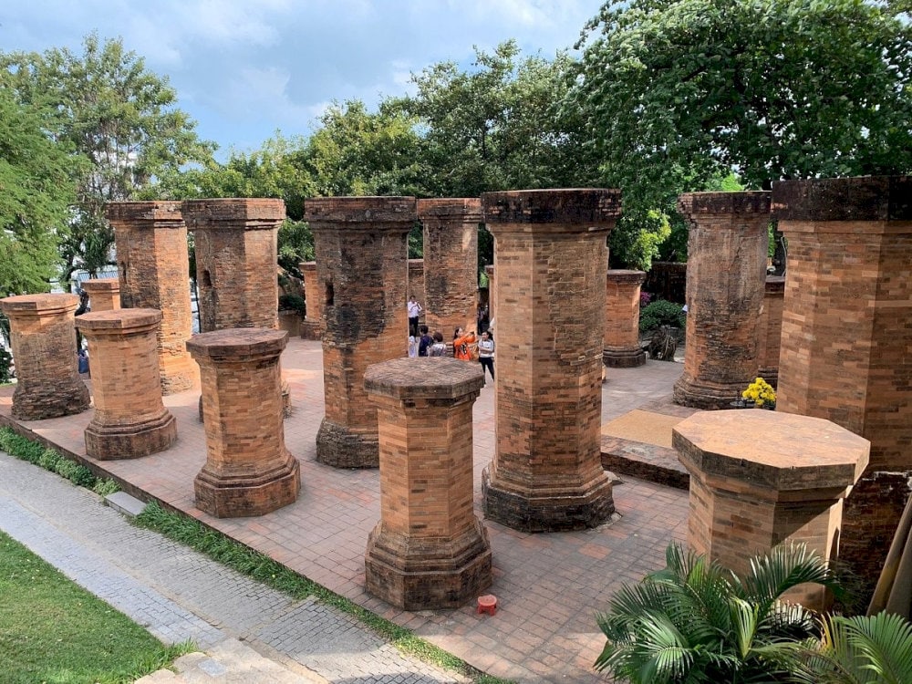 mandapas-brick-columns-support-wooden-platforms.jpg