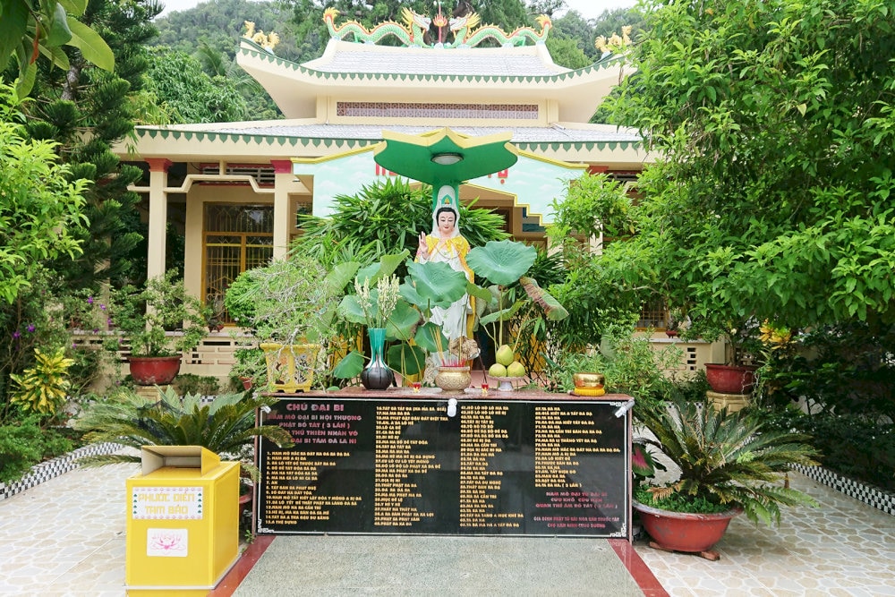 Su Muon Pagoda is famous for its sacredness