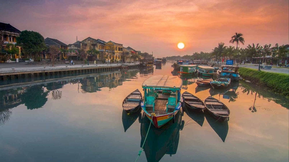 There’s nothing more perfect than watching the sunset from a boat, with the sparkling scenery of Hoi An Ancient Town around you 