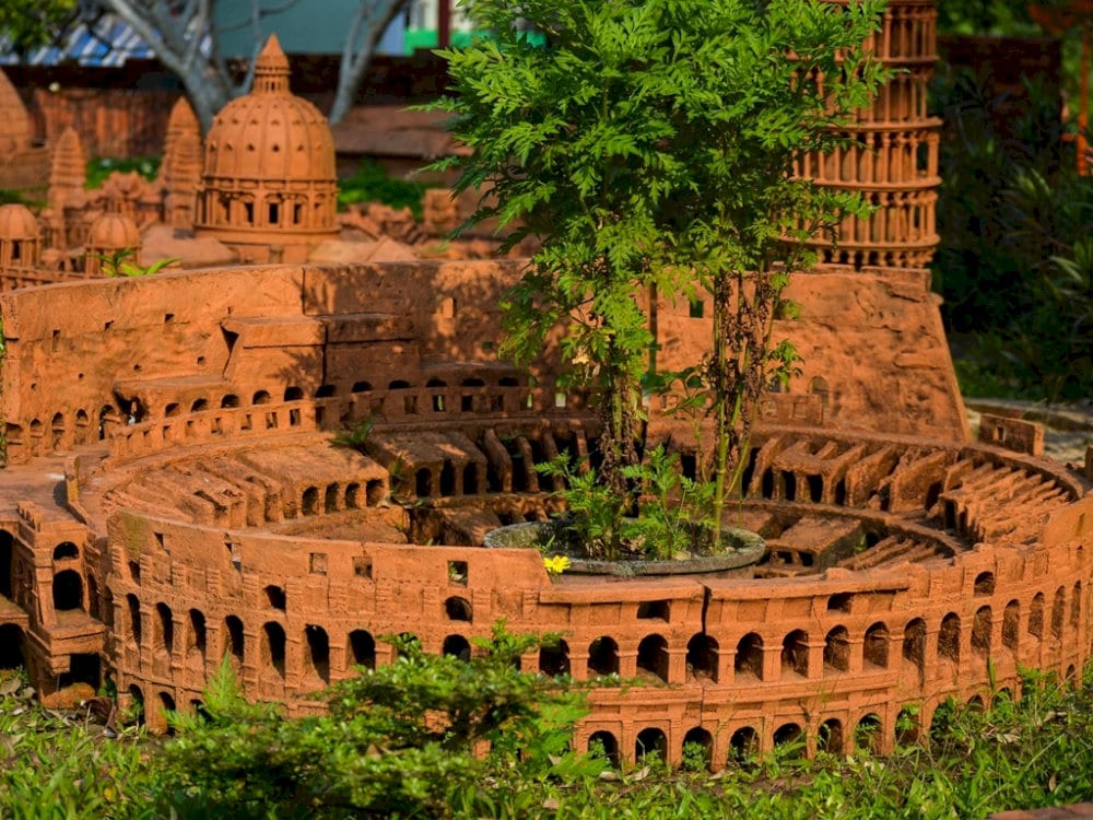 Visitors can marvel at the intricately crafted miniature world icons made of pottery, reflecting the artistry and skill of the local artisans 