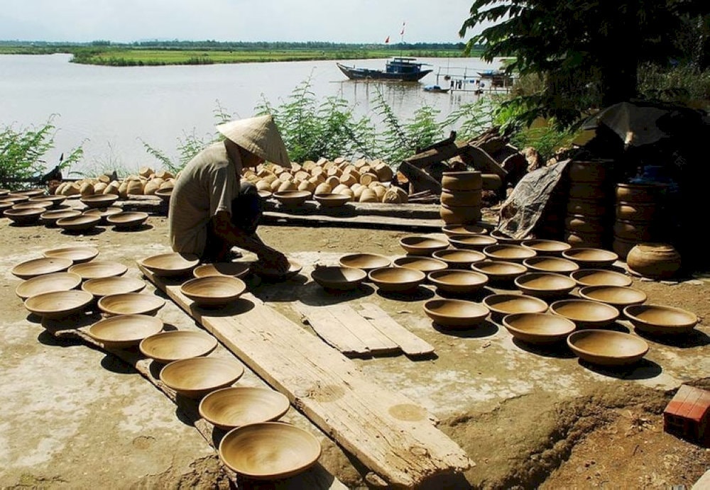 Visitors should go on sunny days to see locals drying pottery products all around the village