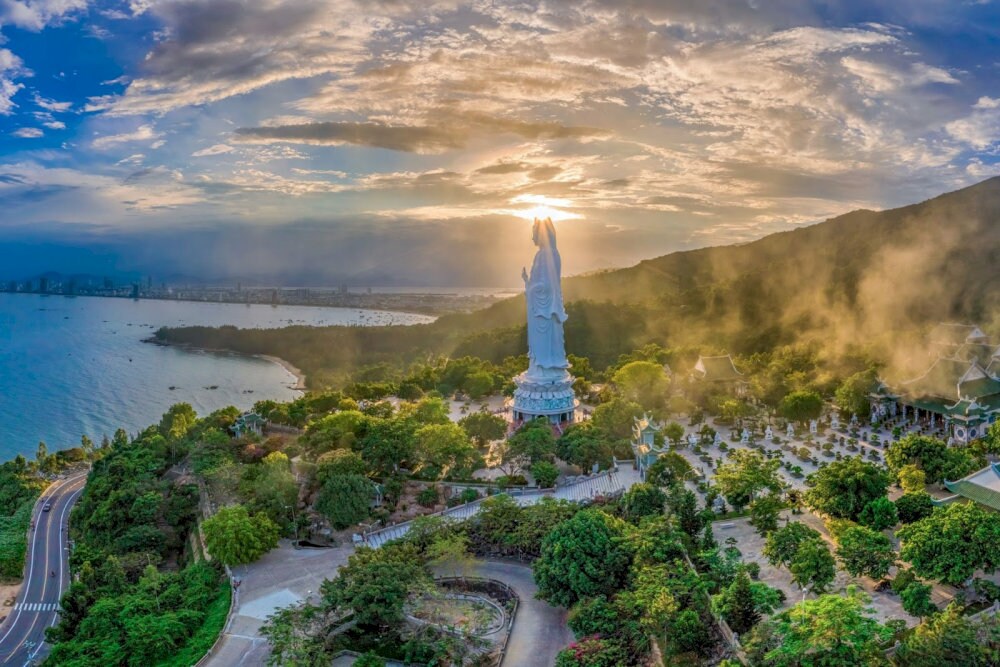 The stunning sight of Linh Ung Pagoda bathed in the glow of the sunset