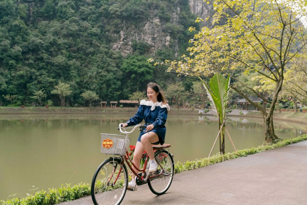 It’s best to cycle around Trang An in the early morning or late afternoon to enjoy the cooler, more pleasant atmosphere