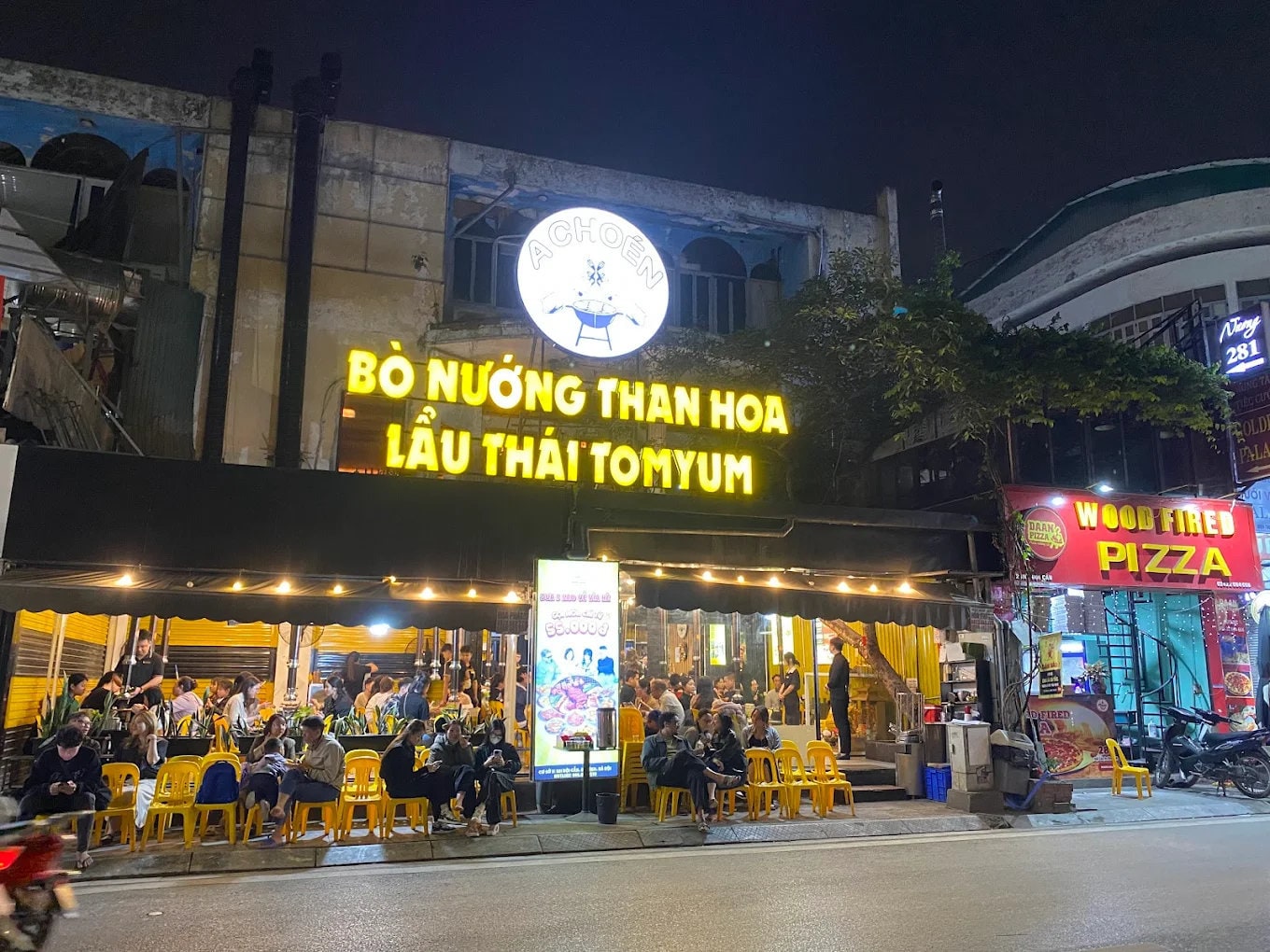 A Choén có đến 8 cơ sở tại Hà Nội, đều có không gian rộng rãi và đông khách đến ăn buổi tối