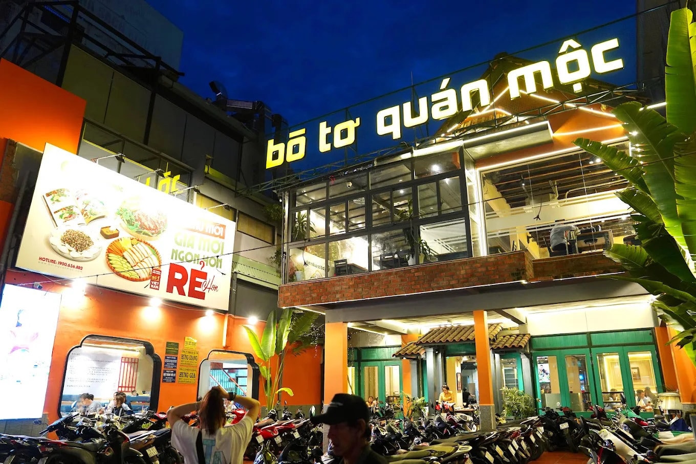 Bò Tơ Quán Mộc hiện diện với không gian được thiết kế theo phong cách hiện đại, phù hợp cho nhóm đông người