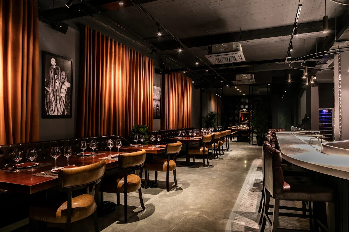 Không gian ấm cúng, thanh lịch của Rico Seafood & Grill trở thành điểm đến hoàn hảo cho bữa tối Hà Nội đáng nhớ