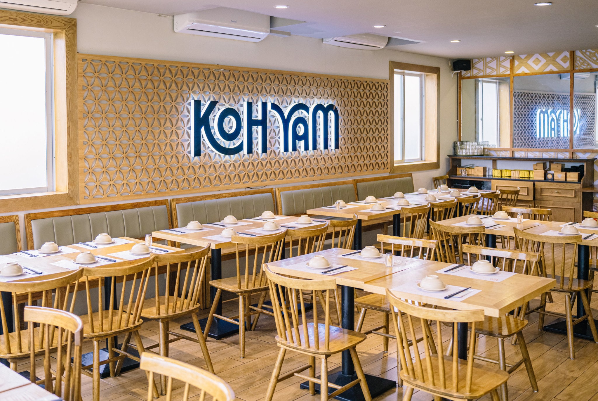 Không gian rộng rãi tại các cơ sở của Koh Yam có thể phục vụ các nhóm đông người trong không gian ấm cúng