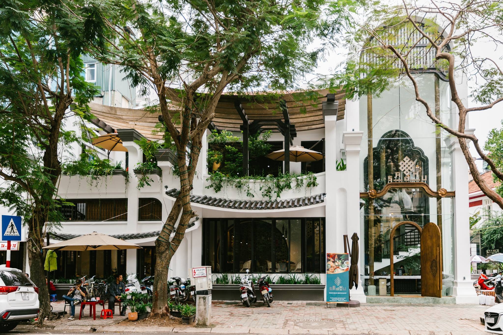 Không gian Sadhu mang màu sắc chủ đạo của vật liệu gỗ trầm và màu xanh cổ vịt của đặc trưng kiến trúc Hội An 