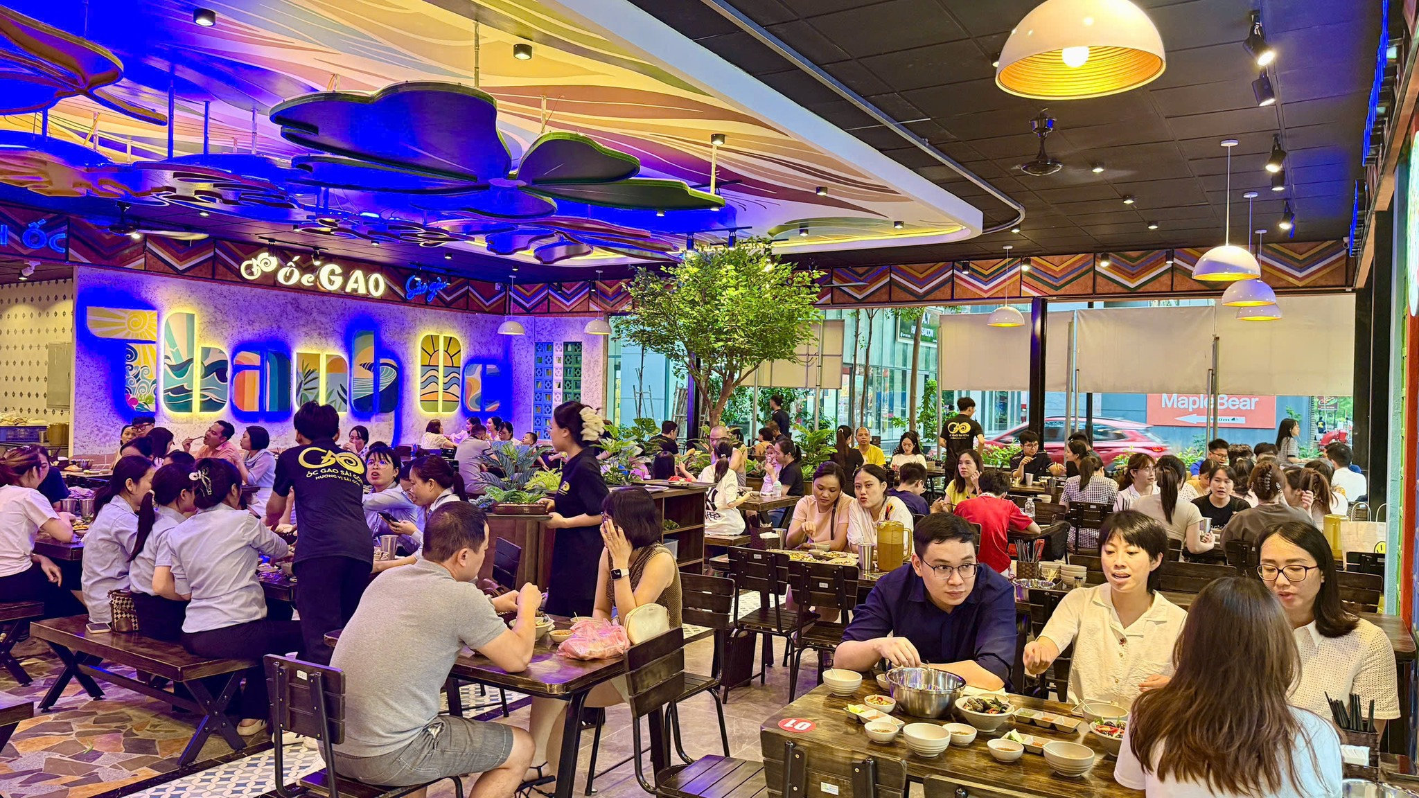Không gian tại Ốc Gao hiện đại và mát mẻ, mang lại một bữa tối thoải mái nhất cho khách hàng