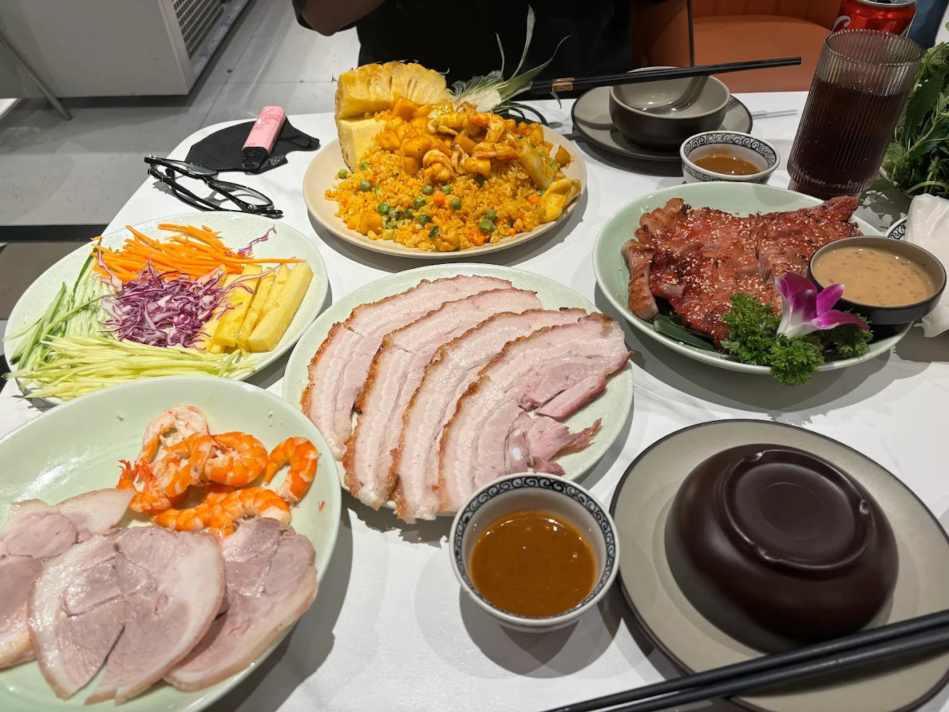 Menu quán đa dạng món, nổi bật với bánh tráng cuốn thịt lợn, các món chính gốc Bắc Bộ và miền Tây