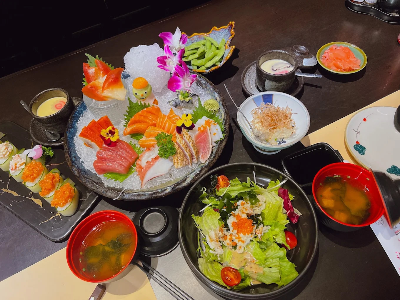 Menu tại đây cho phép bạn khám phá 34 loại sashimi và 56 loại sushi khác nhau, tất cả đều làm từ nguyên liệu tươi trong ngày