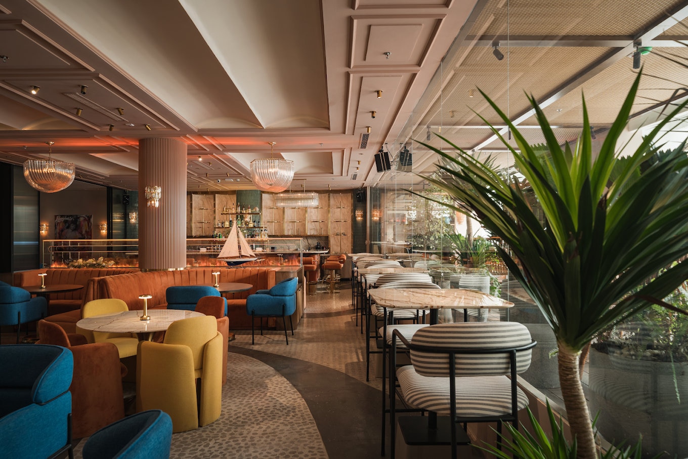 Steakhouse de Paris có không gian riêng tư, sang trọng, với gam màu ấm chủ đạo, thu hút mọi ánh nhìn