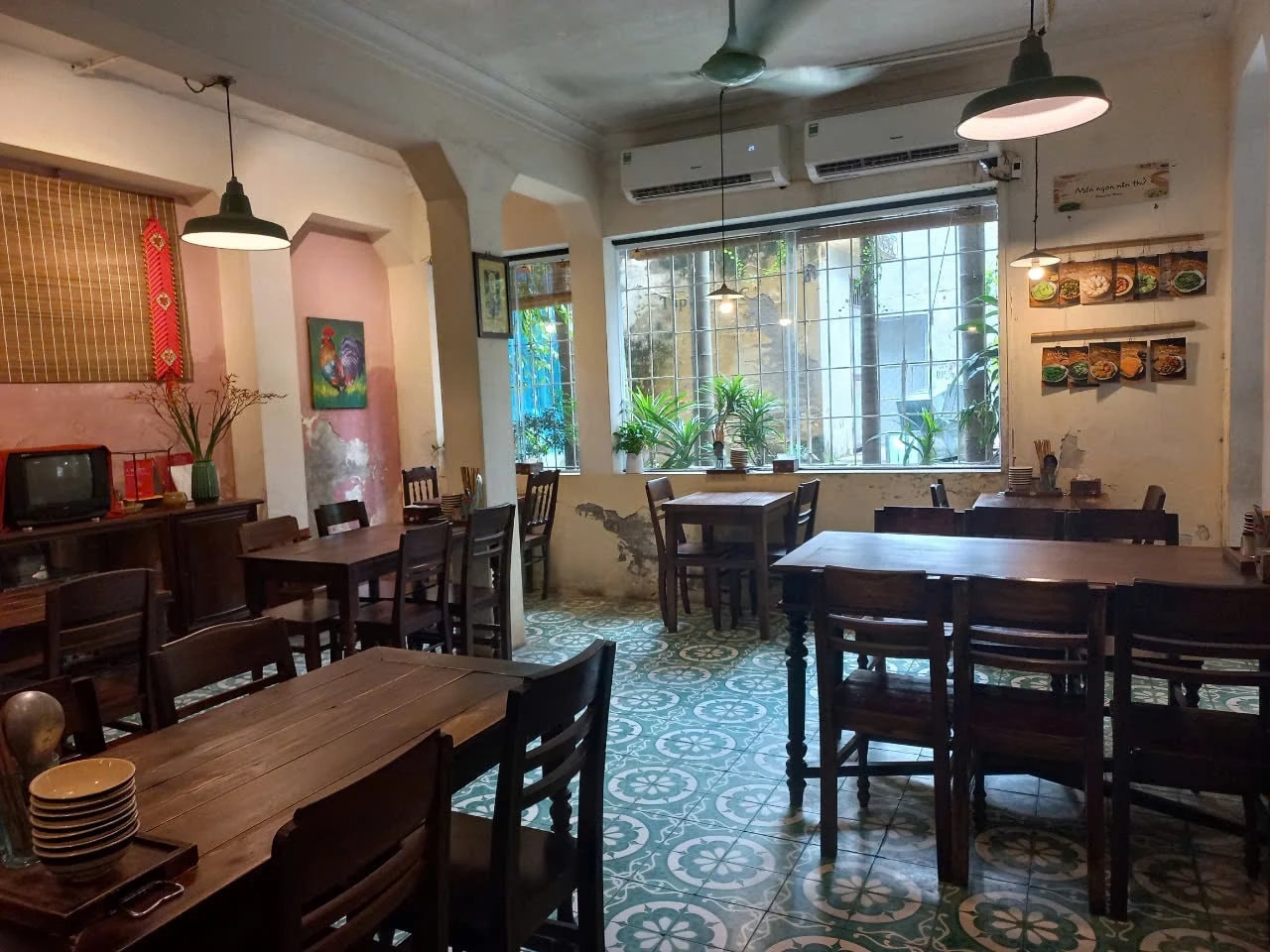 Xới Cơm là quán ăn nhỏ xinh xắn, nằm trong khu tập thể cũ tại con ngõ Phố Láng Hạ