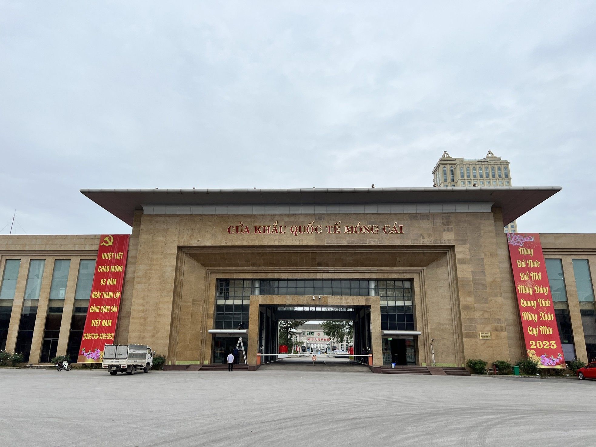 Cửa khẩu Móng Cái là điểm giao thương sôi động giữa Việt Nam - Trung Quốc, nơi bạn có thể trải nghiệm văn hóa vùng biên và mua sắm hàng hóa giá tốt