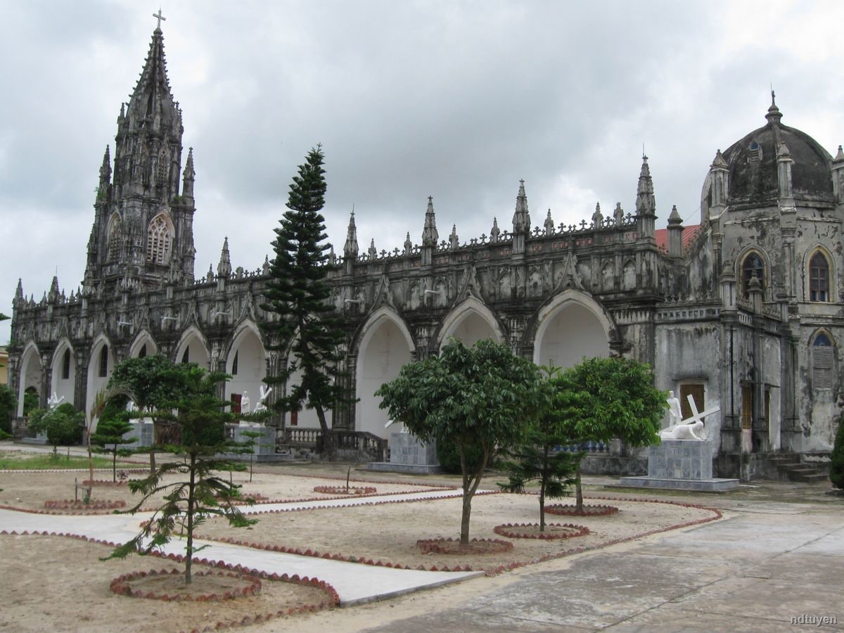 Nhà thờ Trà Cổ mang kiến trúc Gothic cổ điển pha nét Việt, là một trong những nhà thờ đẹp và lâu đời nhất vùng Đông Bắc