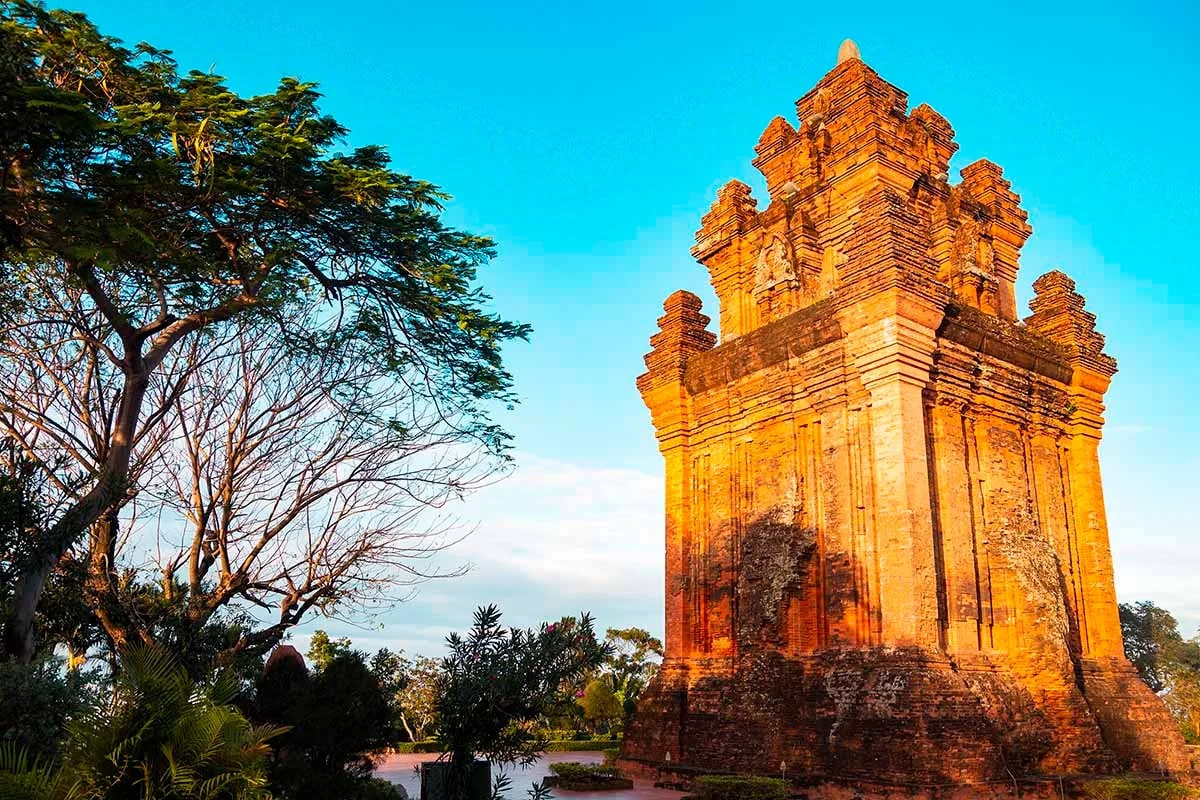 Tháp Nhạn là công trình kiến trúc Chăm cổ kính nằm trên đỉnh núi, nơi lý tưởng để ngắm toàn cảnh thành phố Tuy Hòa lúc hoàng hôn 