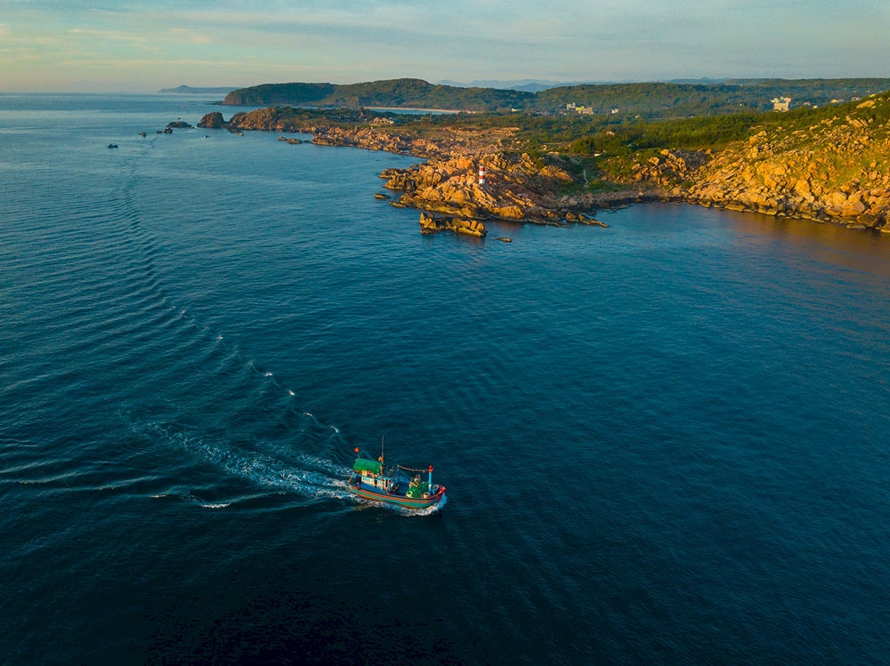 Từ những mỏm đá dưới chân hải đăng