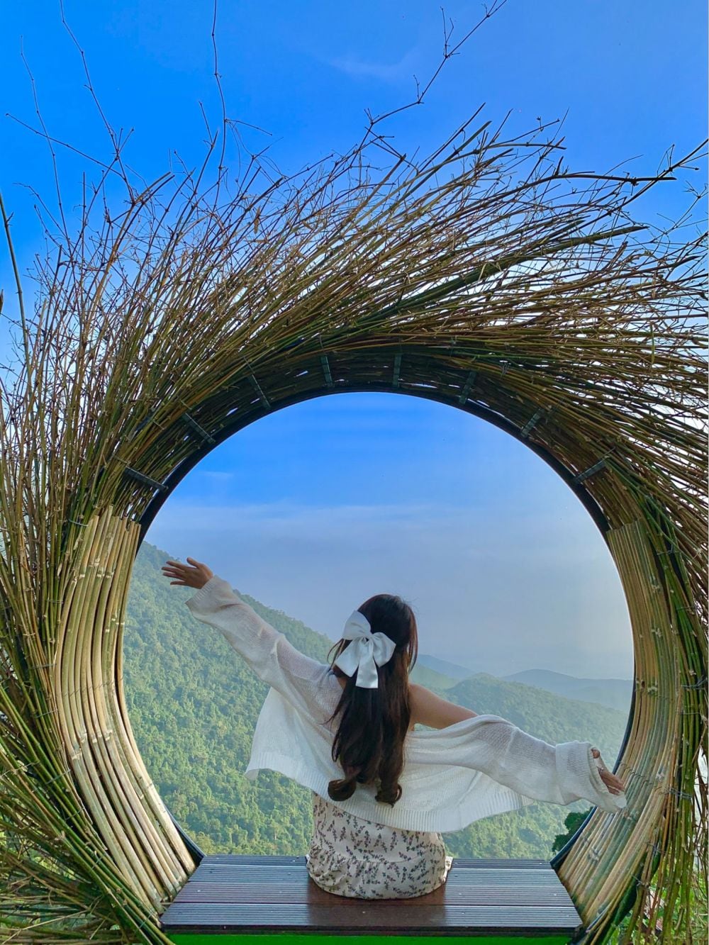 Cách tạo dáng khi ngồi quay lưng với ống kính