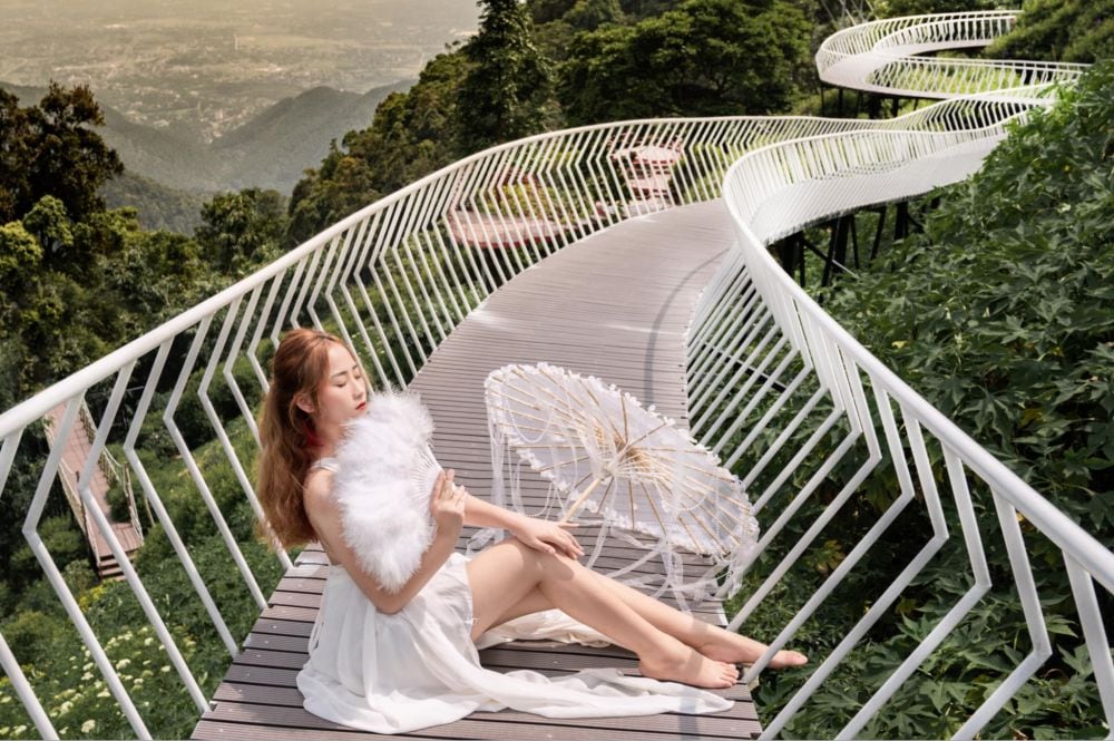 Dáng ngồi tự nhiên, thoải mái cùng biểu cảm mơ màng biến bạn thành 