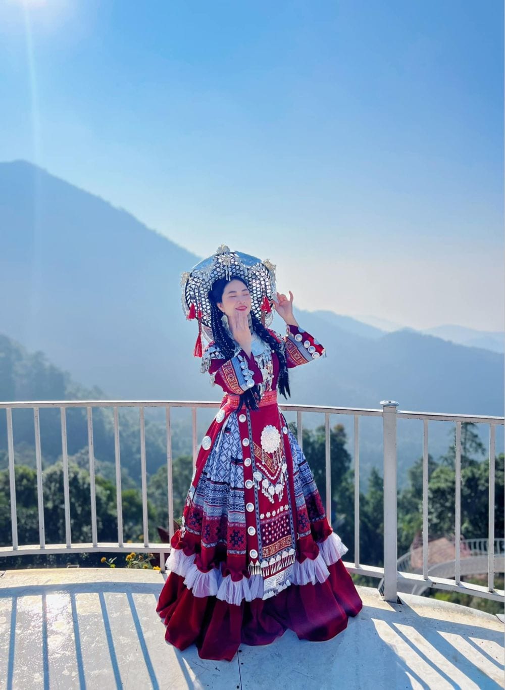 Hãy nở nụ cười thật tươi dưới ánh nắng mặt trời lung linh để có bức ảnh đẹp tự nhiên