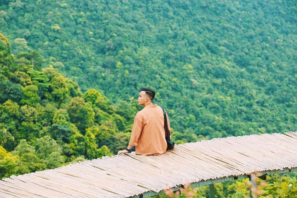 Ngồi đưa lưng về ống kính và nhìn xa xăm