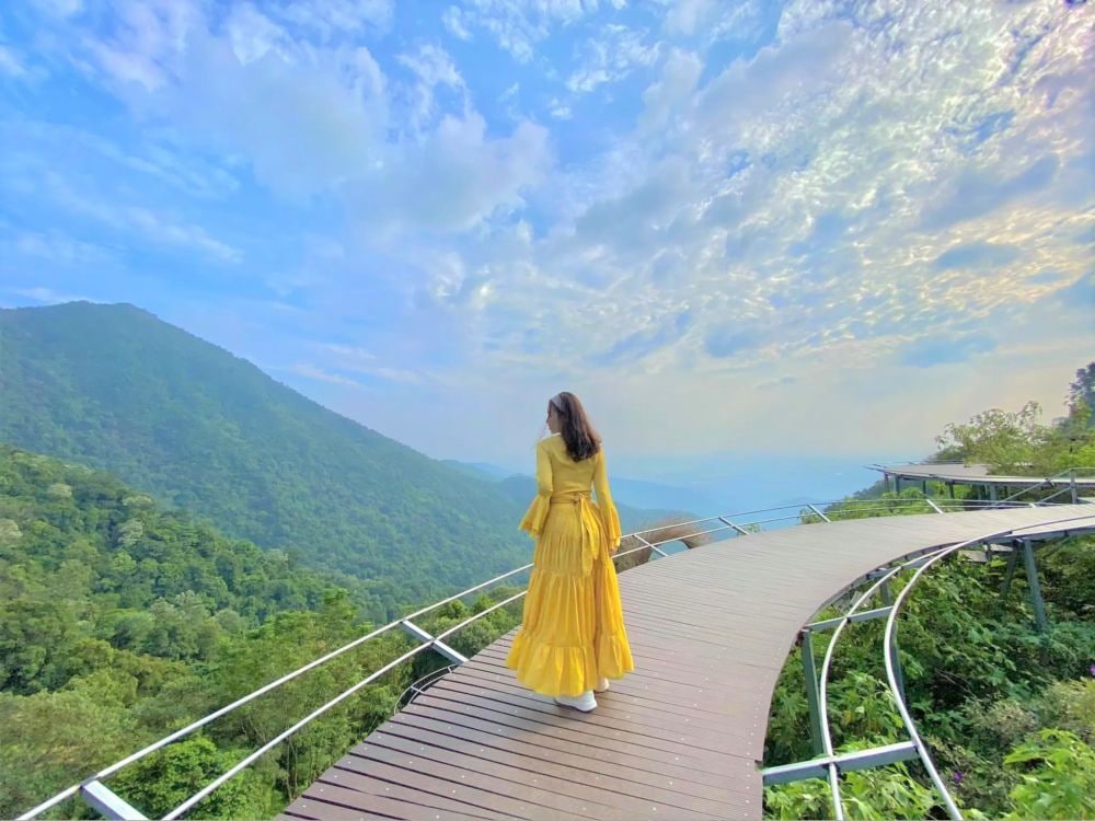 Quay lưng và bước đi chậm rãi để có khung hình thướt tha, bay bổng