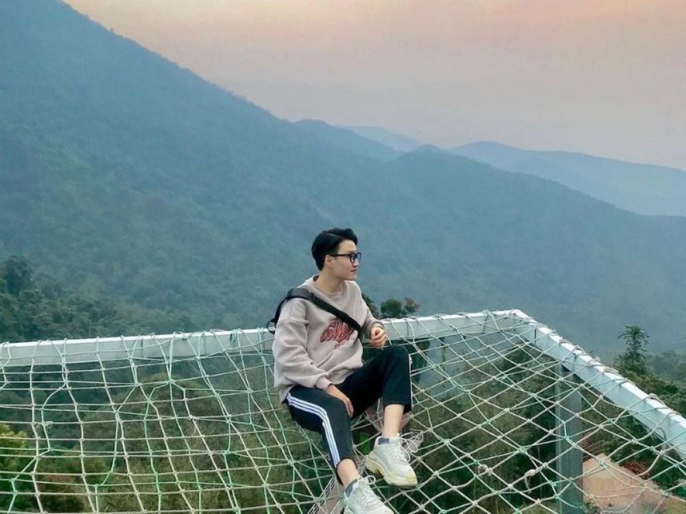 Tạo dáng ngồi thảnh thơi trên võng lưới