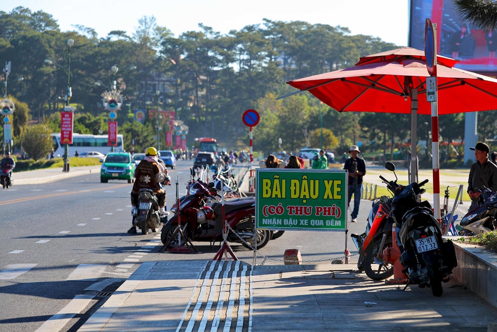 Du khách có thể gửi xe máy và ô tô