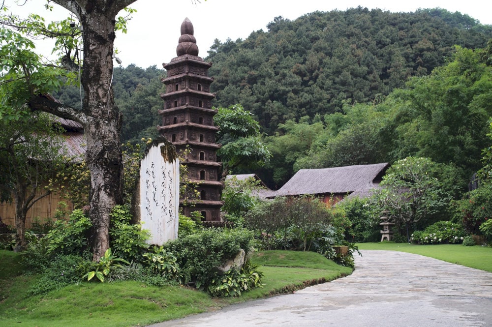 Khi tham quan, bạn cần đi nhẹ, nói khẽ