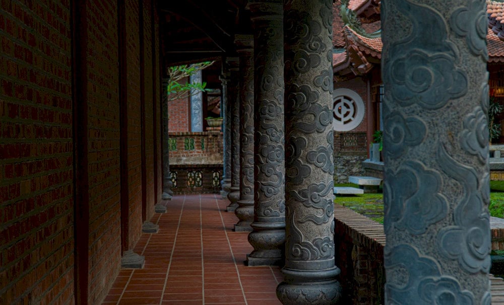 Hoa văn tinh xảo chạm khắc trên cột chùa