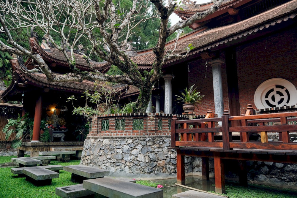 Khuôn viên chùa thanh tịnh và đầy vẻ hữu tình 