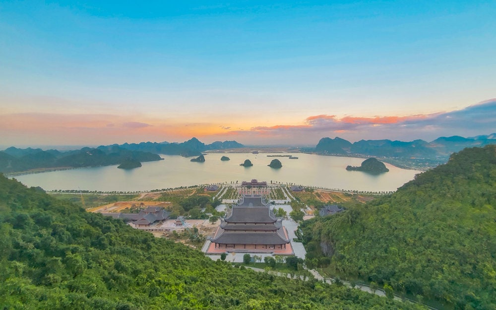 Chùa Tam Chúc hiện lên như một bức tranh sơn thủy hữu tình