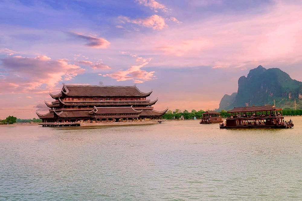 Bạn cần mua vé thuyền để di chuyển