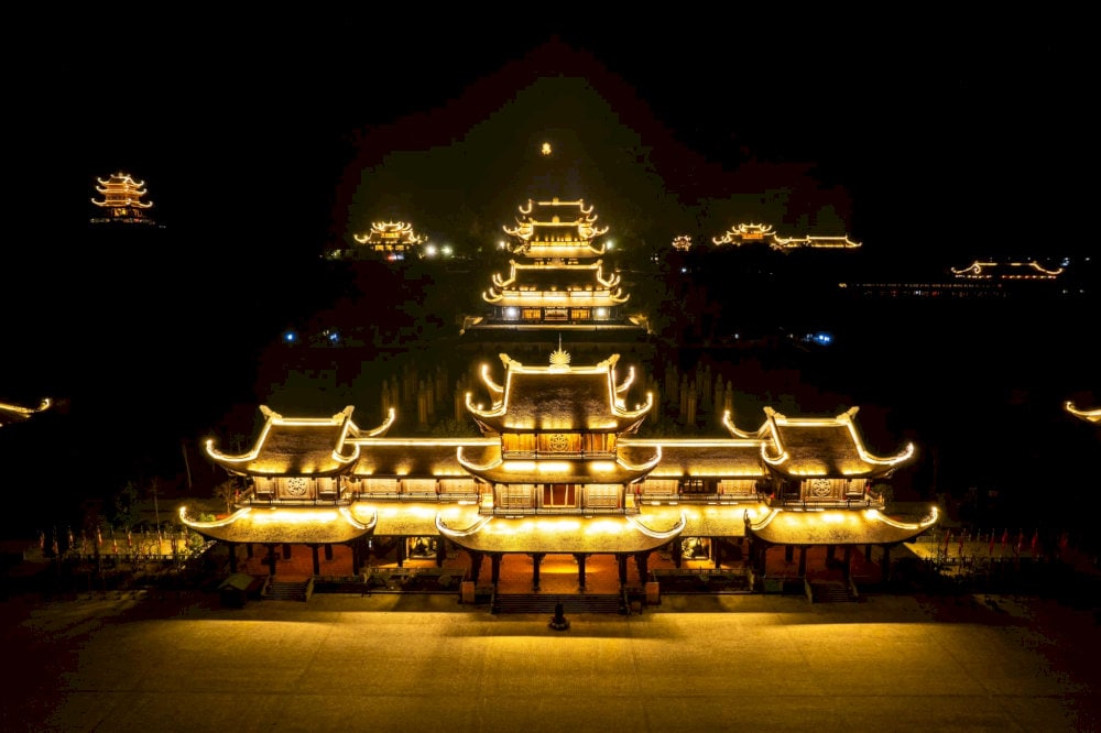 Chùa Tam Chúc lung linh dưới ánh đèn về đêm
