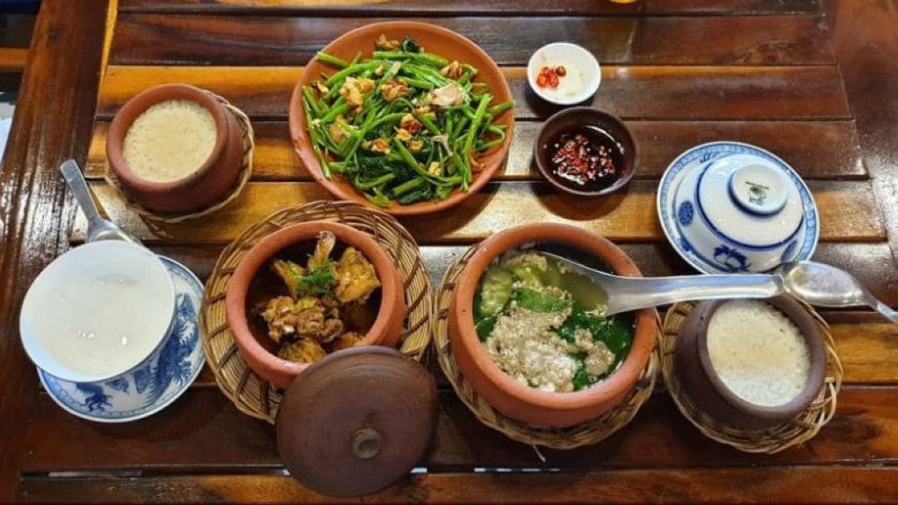 Cơm niêu dẻo thơm, có lớp cơm vàng giòn dưới đáy khi kết hợp cùng các món kho hoặc xào tạo nên hương vị đậm đà, khó cưỡng