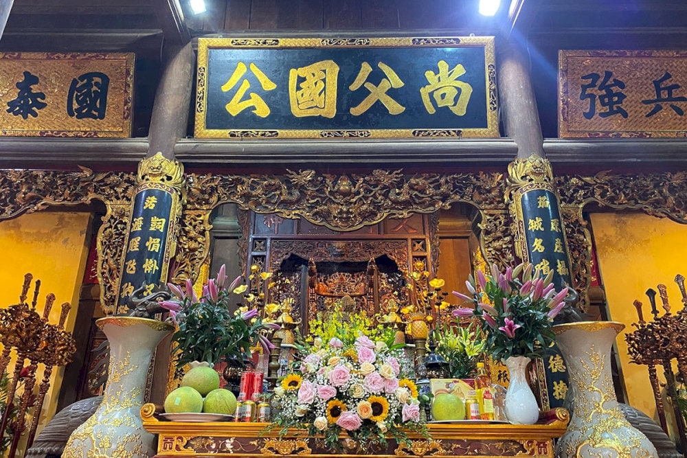 Ban thờ Đức Thánh Trần