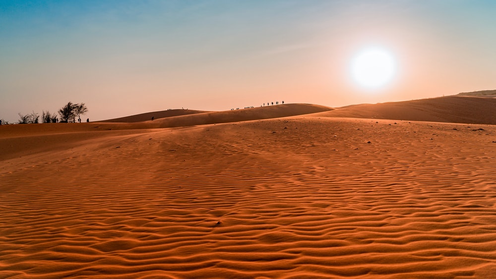 Ánh sáng mặt trời phản chiếu lên lớp cát một màu đỏ cam