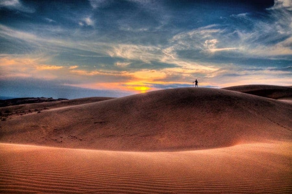 Khung cảnh hoàng hôn nhuộm đỏ cả không gian