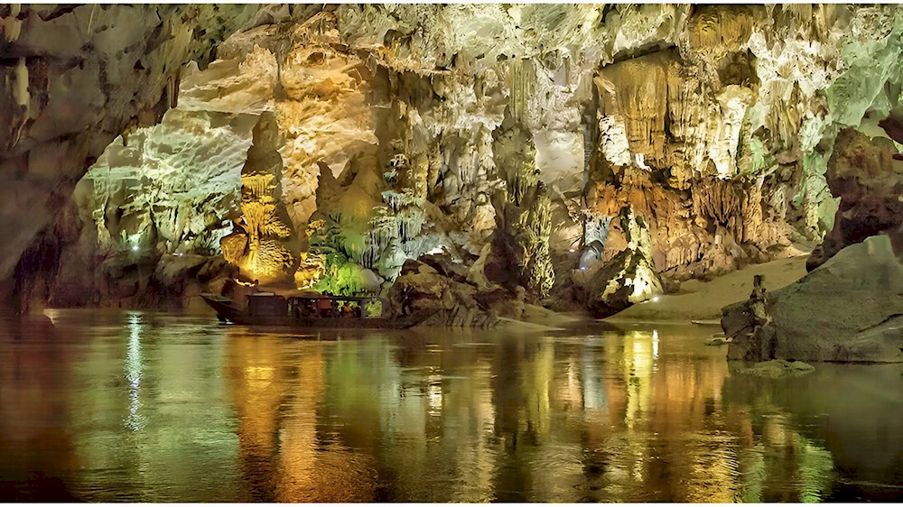 Dòng suối chảy qua hang giúp không khí bên trong luôn mát mẻ