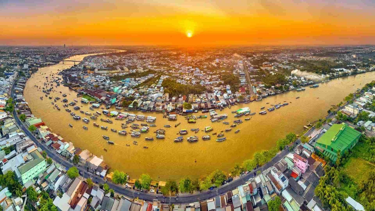 Cần Thơ là vùng đất “gạo trắng nước trong” nằm bên dòng sông Hậu hiền hòa