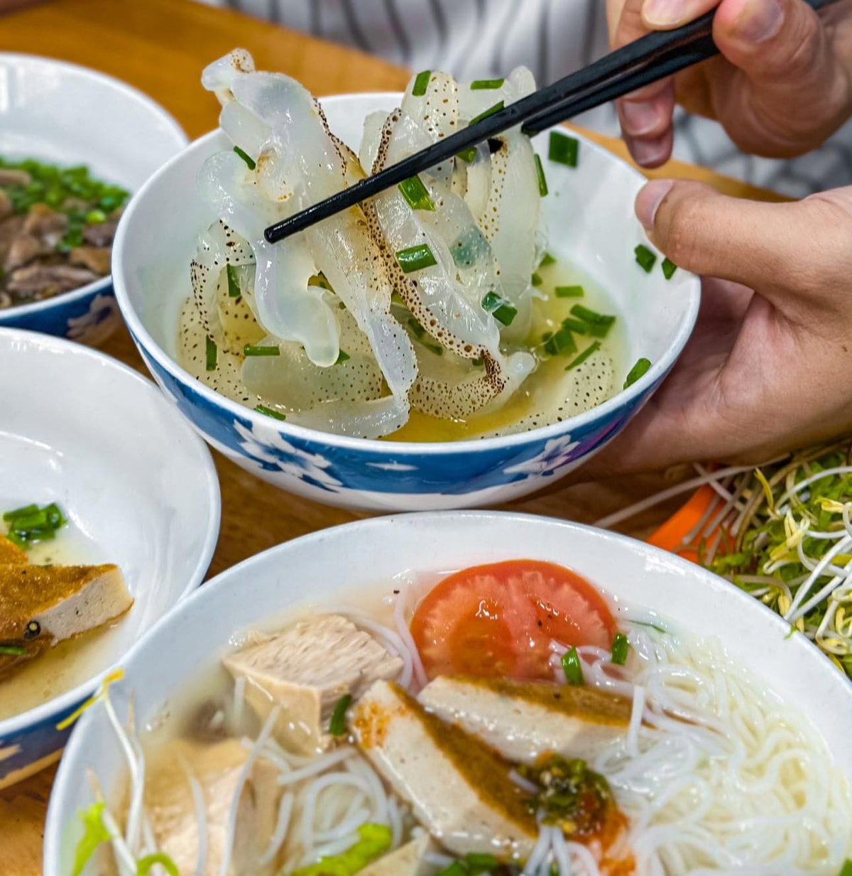 Bát bún sứa Nha Trang với sứa giòn trong veo