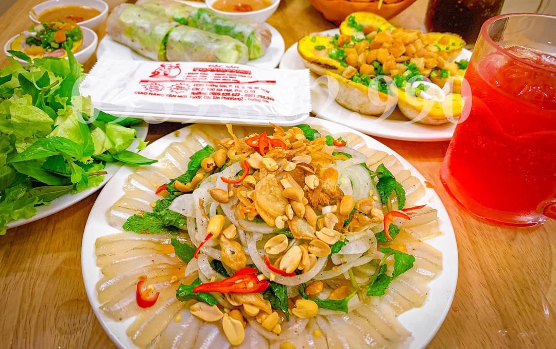 Đĩa gỏi cá mai tươi ngon, đầy màu sắc