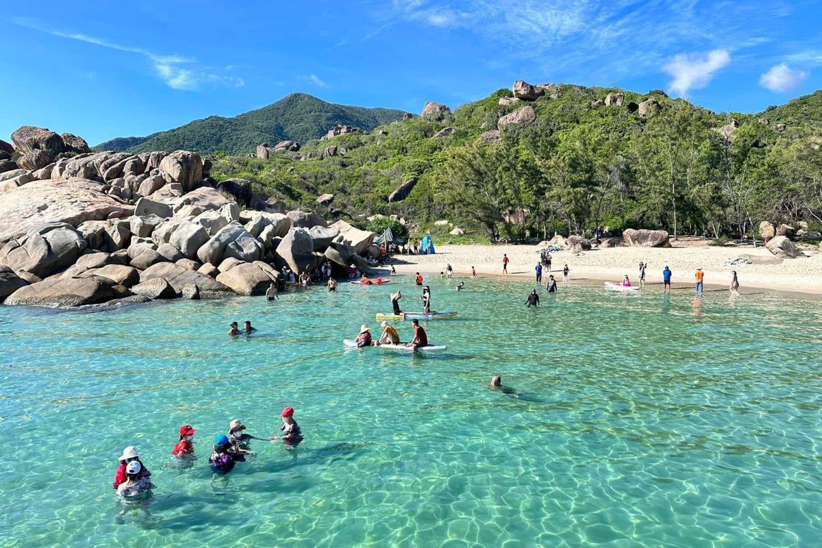 Khám phá đường bờ biển đầy lãng mạn tại Đảo Bình Hưng.