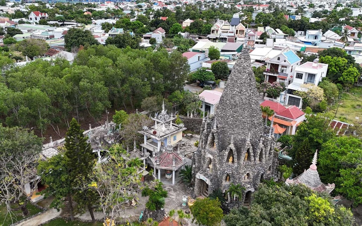 Ngôi chùa được xây dựng bằng vỏ ốc là điểm thu hút du khách