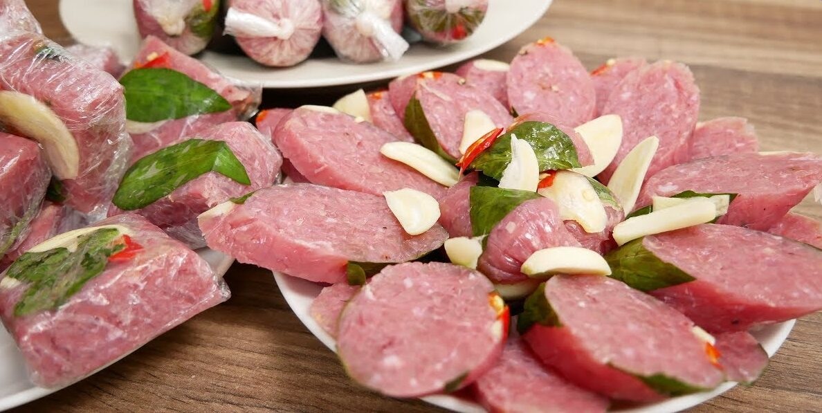Những chiếc nem chua Ninh Hòa được gói cẩn thận.
